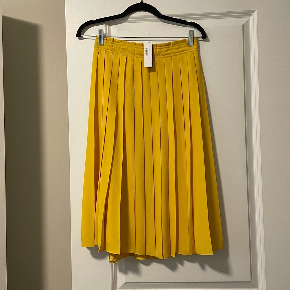 💛 NWT J. Crew Pleated Yellow Midi Skirt in size 2! 💛